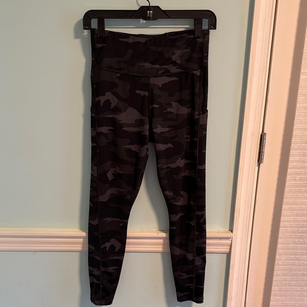 Athleta Ultimate Camo 7/8 Tights in Black and Gray